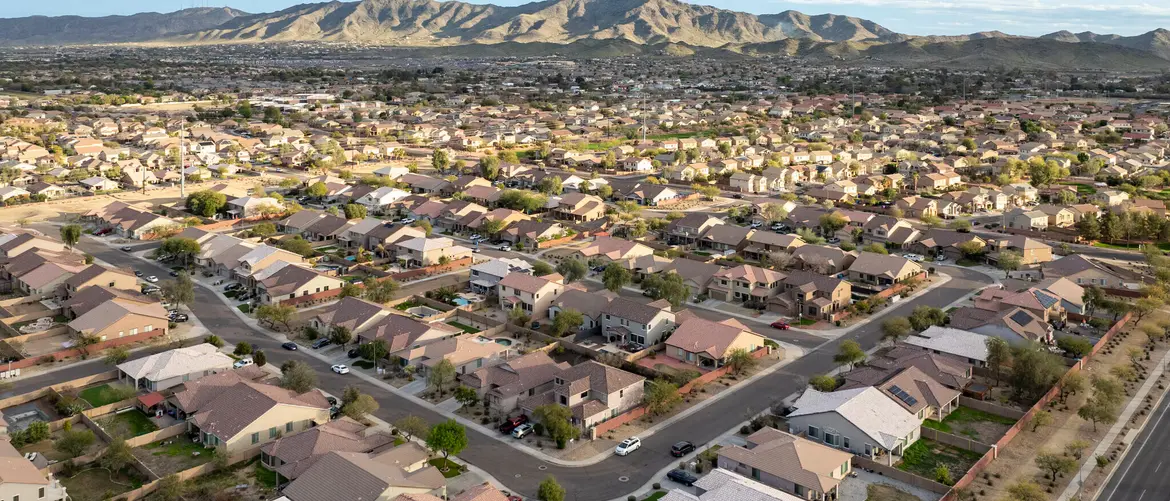 Techos de Laveen con South Mountain al fondo, vistos desde el aire